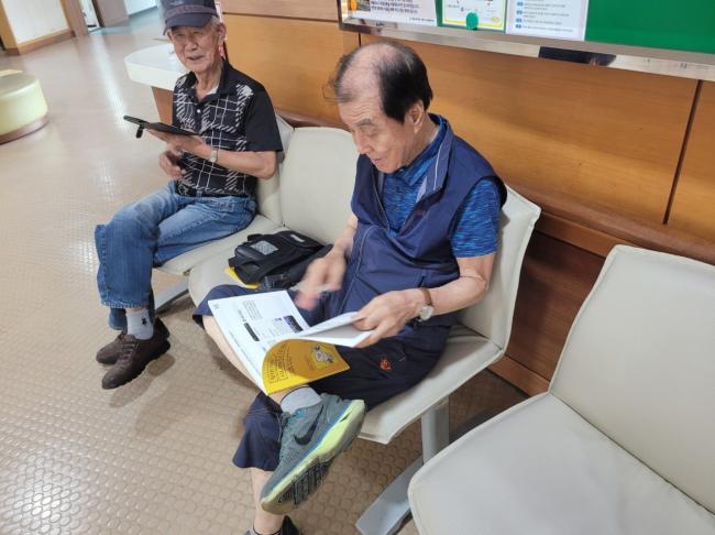 어르신대상 맞춤형 교재 배부 이미지