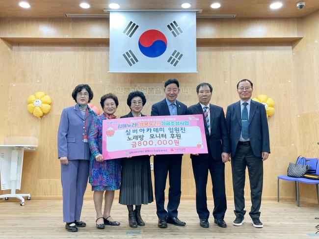 [실버아카데미 임원진] 자율이용실(노래방) 모니터 2대 참조 이미지
